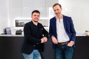 Das Bild zeigt die Geschäftsführer und Gründer der Firma K2med, Florian Krause und Ralf Kleine Heitmeyer